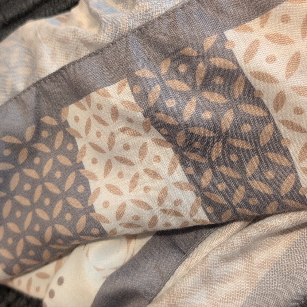 CHANEL Gray and Cream Geometric Scarf Unisex - Made In France - Picture 3 of 4